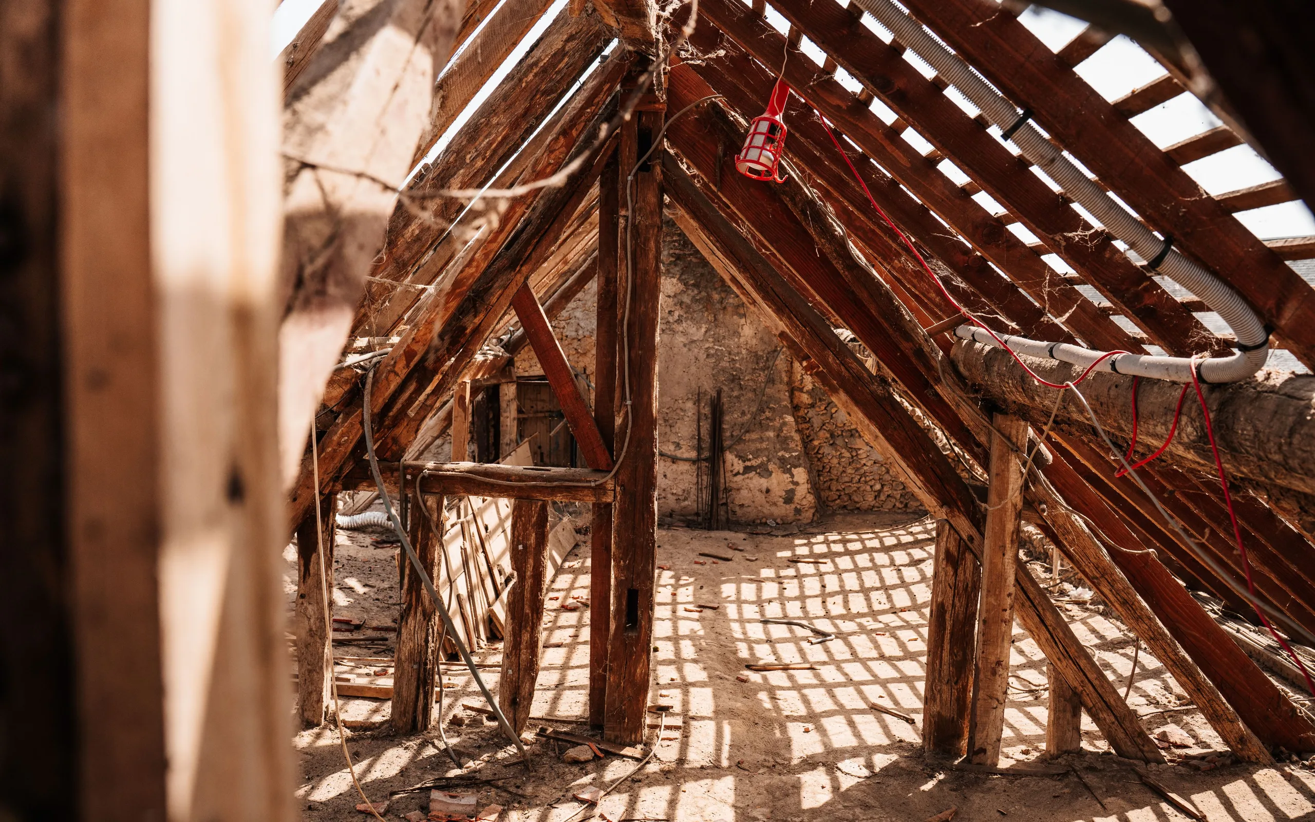 Charpente et combles d’une maison avant rénovation